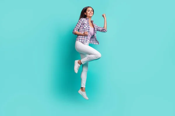 Foto de cuerpo completo de cool millennial morena dama salto usar camisa pantalones zapatillas aisladas sobre fondo cian —  Fotos de Stock