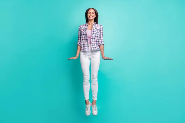 Full length foto di divertente giovane bruna signora salto indossare pantaloni camicia scarpe da ginnastica isolato su sfondo ciano — Foto Stock