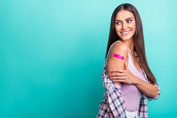 Profilo foto di divertente millenaria bruna signora spettacolo intonaco look indossare camicia viola isolato su sfondo di colore ciano — Foto Stock