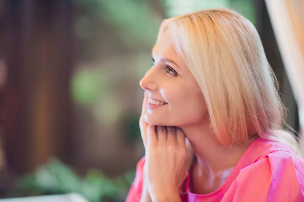 Foto retrato anciana mujer hermosa atractiva con pelo rubio en ropa rosa sonriente soñadora alegre — Foto de Stock