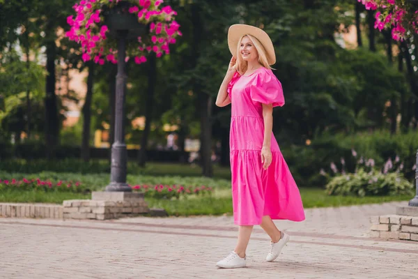 Pełna długość ciała rozmiar zdjęcie kobieta uśmiechnięta szczęśliwy spacer w różowej sukience wzdłuż letnich ulic miasta — Zdjęcie stockowe