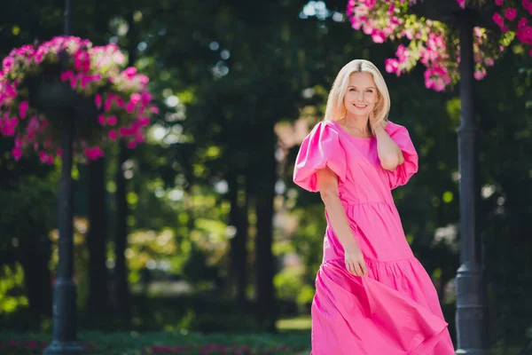 Foto Porträt ältere blonde Frau, die auf der Straße lächelnd sonniges Wetter im Sommer genießt — Stockfoto