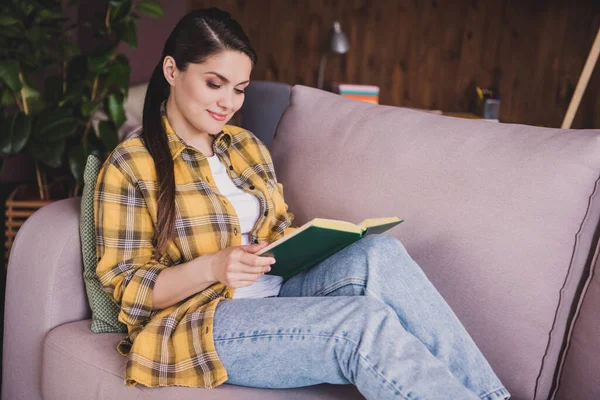 Büyüleyici, mutlu, rahat, olgun bir kadının fotoğrafı. Bak, kitap oku, el okuyucu gülümse. Evin içinde. — Stok fotoğraf