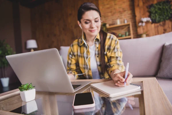 Foto van aantrekkelijke volwassen gerichte vrolijke vrouw houden hand notebook schrijven remote studie binnen huis — Stockfoto