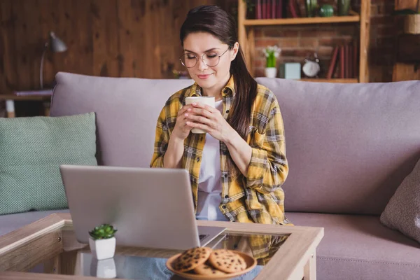 Foto de joven relajado tranquilo mujer feliz toma de la mano taza café olor trabajo remoto en el interior de la casa casa — Foto de Stock