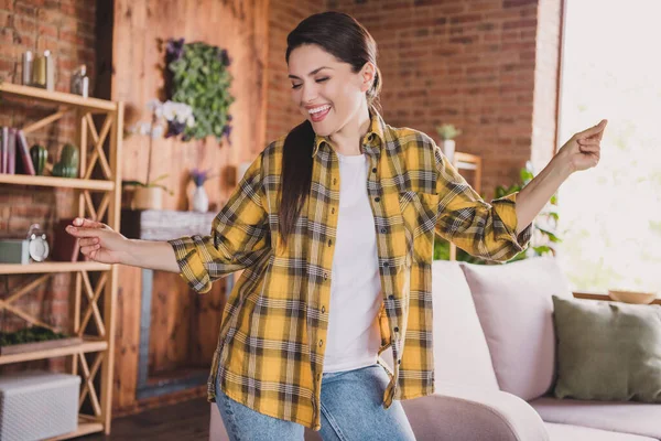 Foto de joven feliz funky positiva alegre mujer danza buen humor sala de estar dentro de casa casa apartamento — Foto de Stock