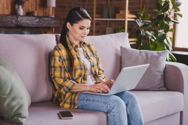 Ritratto di persona calma attraente seduta divano utilizzare netbook wireless chattare e-mail ricevere casa al chiuso — Foto Stock