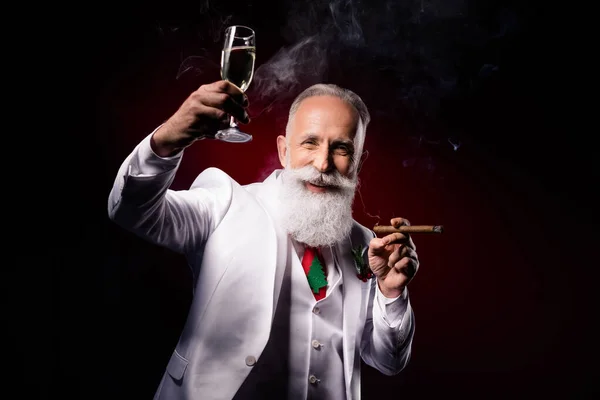 Photo de l'homme âgé heureux sourire positif boire de l'alcool verre fête fumée x-mas isolé sur fond de couleur sombre — Photo