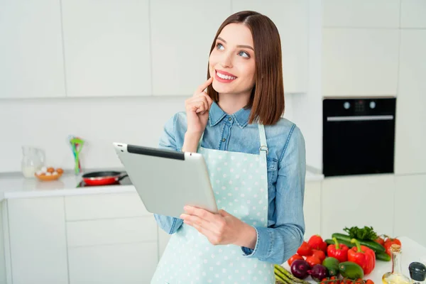 Retrato de menina alegre pensativo atraente fazendo refeição receita de leitura de salada criando menu em casa luz cozinha branca dentro de casa — Fotografia de Stock