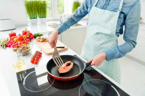 Gewassen uitzicht van aantrekkelijke bekwame meisje bereiden lunch zalm biefstuk culinaire dag weekend thuis licht witte keuken — Stockfoto