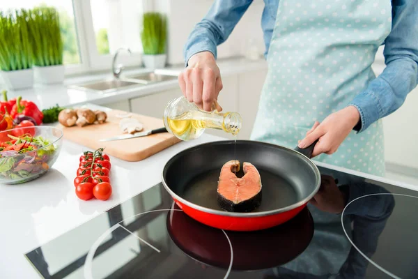 Vista ritagliata di attraente ragazza esperta preparando piatto naturale bistecca di salmone versando olio a casa luce cucina bianca — Foto Stock