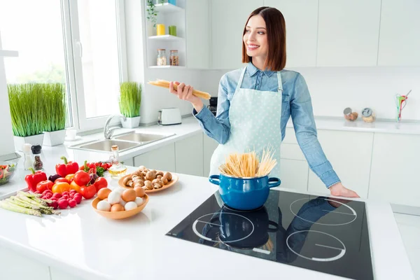 Portrait photo femme souriante dans un tablier de cuisine pâtes aux légumes — Photo