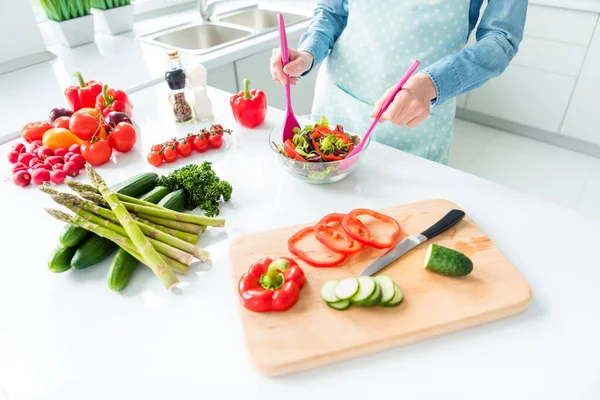 Retrato de vista cortada de menina qualificada picar ingredientes cozinhar deliciosa salada vegan em casa cozinha branca luz — Fotografia de Stock