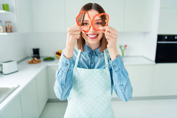 Photo portrait woman in apron childish looking in paprika slices smiling — Stock Photo, Image