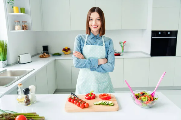Foto mulher retrato no avental cozinhar prato delicioso na cozinha com as mãos cruzadas sorrindo — Fotografia de Stock