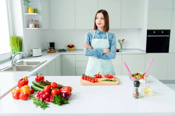 Foto mujer retrato en delantal cocina plato delicioso en la cocina — Foto de Stock