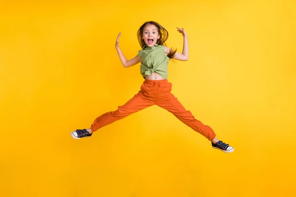 Plná délka fotografie funky blond holčička skok nosit horní kalhoty izolované na žlutém pozadí — Stock fotografie