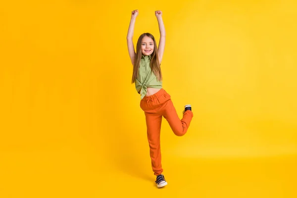 Foto lengkap ukuran tubuh gadis kecil mengenakan pakaian kasual tersenyum terisolasi warna kuning latar belakang — Stok Foto