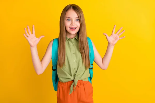 Foto van funky blond klein meisje handen omhoog slijtage zak kaki blouse geïsoleerd op gele kleur achtergrond — Stockfoto