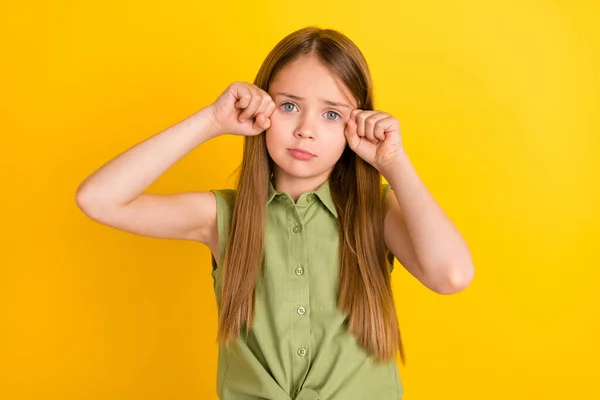 Foto de niña rubia triste lloran usar blusa caqui aislado sobre fondo de color amarillo —  Fotos de Stock