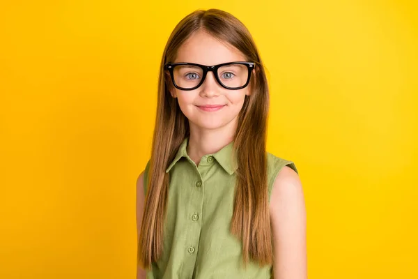 Foto portret schoolmeisje dragen groene shirt bril glimlachen geïsoleerd helder geel kleur achtergrond — Stockfoto