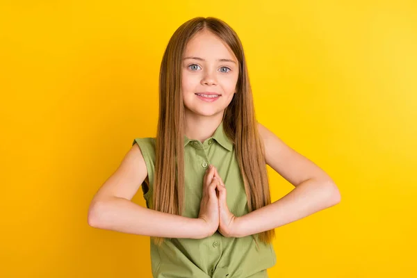 Foto van schattig blond klein meisje houd handen dragen kaki blouse geïsoleerd op gele kleur achtergrond — Stockfoto