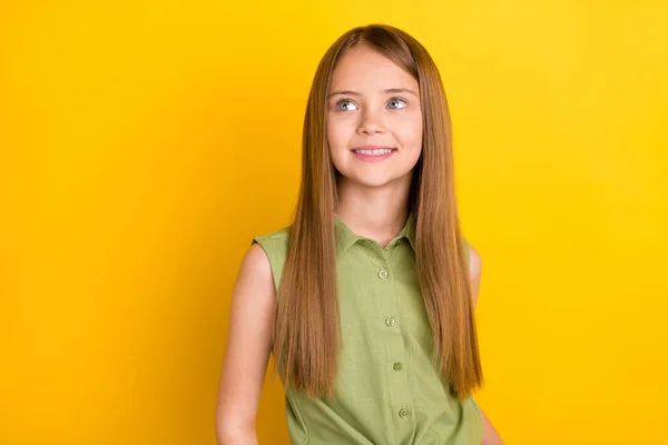 Foto portret schoolmeisje dragen groen shirt op zoek copyspace dromerig geïsoleerd helder geel kleur achtergrond — Stockfoto