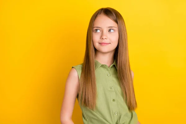 Foto de niña rubia fresca mirada espacio vacío desgaste blusa caqui aislado sobre fondo de color amarillo —  Fotos de Stock