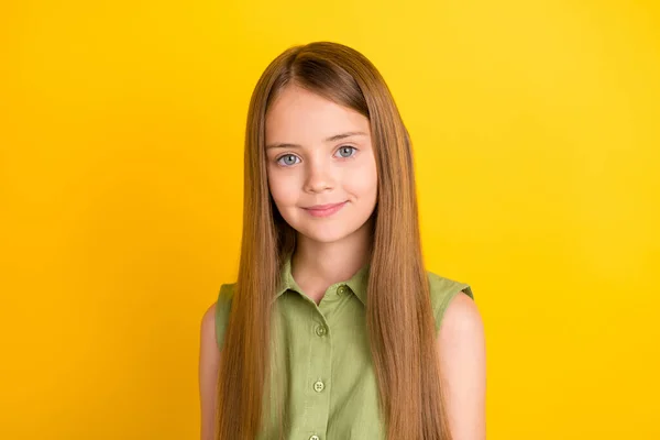 Foto van mooi blond klein meisje dragen kaki blouse geïsoleerd op gele kleur achtergrond — Stockfoto