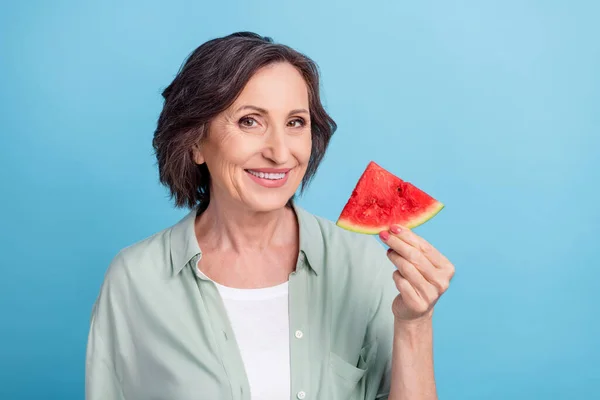 Foto Porträt Seniorin lächelt halten Wassermelone in weißem T-Shirt isoliert pastellblaue Farbe Hintergrund — Stockfoto