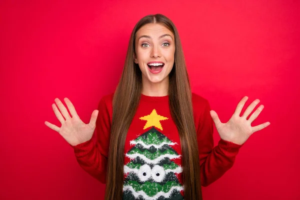 Foto av upphetsad galen förvånad dam wow x-mas försäljning reaktion bära ful pullover isolerad röd färg bakgrund — Stockfoto