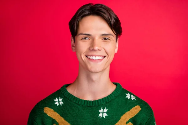 Zdjęcie wesołego szczery szczery facet błyszczący uśmiech nosić brzydki sweter odizolowany czerwony kolor tła — Zdjęcie stockowe
