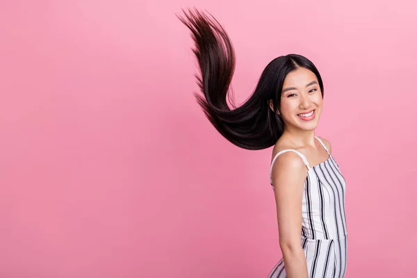 Foto de dulce adorable joven dama usar traje de rayas espacio vacío sonriendo aislado color rosa fondo —  Fotos de Stock