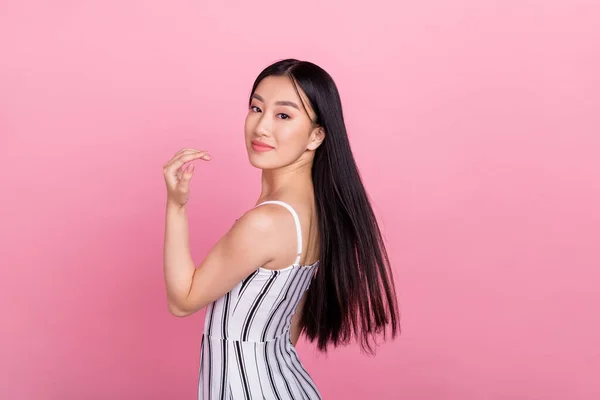 Foto de mujer joven bastante encantadora vestida con ropa blanca sonriendo espacio vacío aislado color rosa fondo —  Fotos de Stock