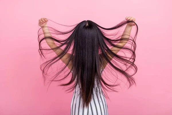 Foto traseira da jovem beleza morena senhora desgaste branco geral isolado no fundo cor-de-rosa — Fotografia de Stock