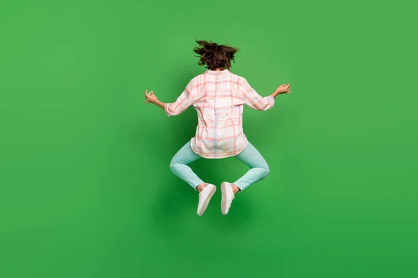 Corpo inteiro de volta coluna vertebral lateral traseira ver foto da jovem mulher saltar ioga om cantar asana meditar isolado no fundo de cor verde — Fotografia de Stock