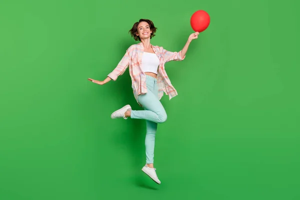 행복 한 젊은 여성의 몸 전체가 뛰어 오르는 사진붉은 풍선 기분을 담고 있다 — 스톡 사진
