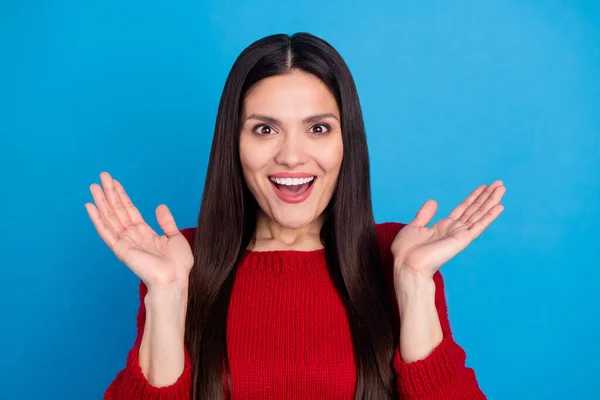 Porträtt av attraktiva förvånad glad lycklig kvinna klappa handflator isolerad över klarblå färg bakgrund — Stockfoto