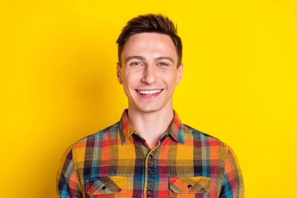 Çekici, kahverengi saçlı, keyifli ruh hali içinde parlak sarı arka planda izole edilmiş tişört giyen adamın portresi. — Stok fotoğraf