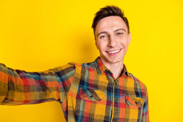Автопортрет привлекательного веселого парня в клетчатой рубашке хорошее настроение изолировано на ярко-желтом фоне — стоковое фото