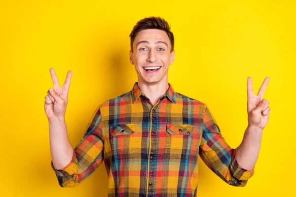 Portret atrakcyjnego wesołego faceta pokazując podwójne v-sign zabawy izolowane na jasnożółtym tle koloru — Zdjęcie stockowe