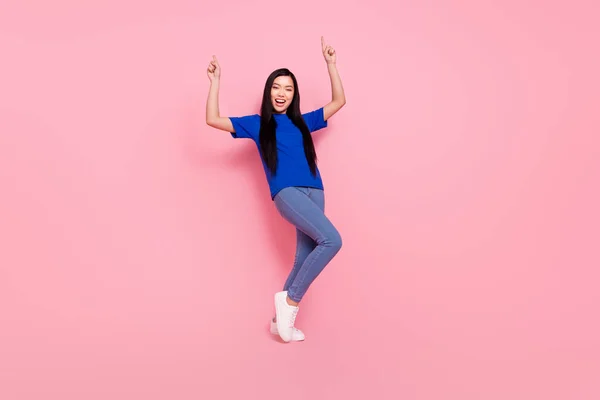 Фотографія повного тіла чарівної щасливої веселої молодої жінки вказують палець танцювальної посмішки ізольовано на рожевому кольоровому фоні — стокове фото