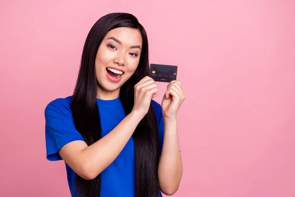 Foto von positiven hübschen jungen Frau halten Hand Kreditkarte Gewinn Lächeln isoliert auf rosa Hintergrund — Stockfoto
