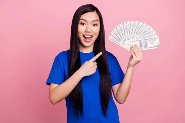 Photo positive jolie jeune femme doigt tenir main dépôt de prêt d'argent isolé sur fond de couleur rose — Photo