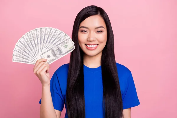 Photo de joyeux positif femme heureuse tenir la main argent comptant dollar profit isolé sur fond de couleur rose — Photo