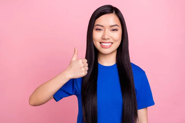 Foto de mujer feliz joven atractiva hacer pulgar hacia arriba buen humor recomendar aislado en el fondo de color rosa —  Fotos de Stock