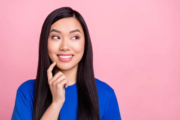 Foto de la joven encantadora mujer de ensueño mirada espacio vacío pensar imaginar aislado en el fondo de color rosa —  Fotos de Stock