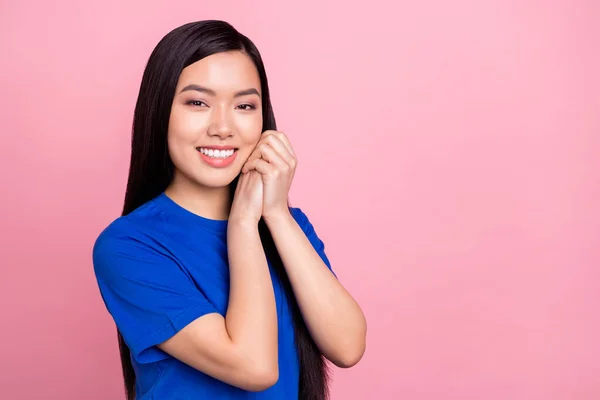 Foto de la encantadora mujer feliz cogida de la mano sonrisa de la cara espacio vacío aislado en el fondo de color rosa —  Fotos de Stock