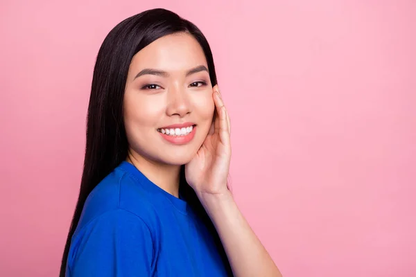 Foto de alegre jovem mulher feliz segurar a mão rosto bom humor sorriso isolado no fundo cor-de-rosa — Fotografia de Stock