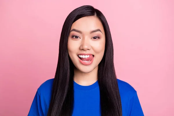 Foto de jovem positivo feliz mulher alegre lamber dentes língua sorriso isolado no fundo cor-de-rosa pastel — Fotografia de Stock